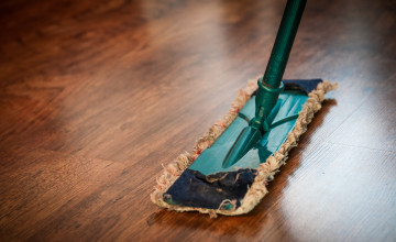 Sokan nem tudják: ezek a takarítási módszerek tönkretehetik a padlót!