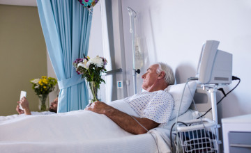 A kórházban fekvő idős betegek mozgásának korlátozása több kárt okoz, mint hasznot