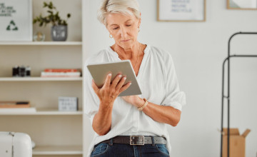 A "tech-nyak" után itt a "képernyő-arc": Így öregíti a bőrödet a kék fény