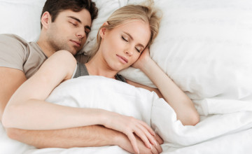 Külön ágyban aludni a pároddal? A kapcsolat vége, vagy éppen ez menti meg?