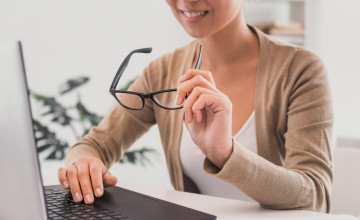 Ér valamit a kékfény-szűrő szemüveg? Véd a monitorszemüveg a fejfájástól?