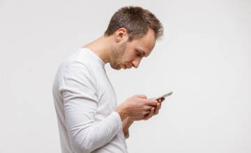 Fiatalok és idősek körében is egyre jobban terjed az SMS-nyak szindróma