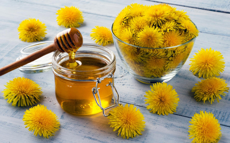 A tavaszi virágokból lehet a legfinomabb pitypangmézet készíteni