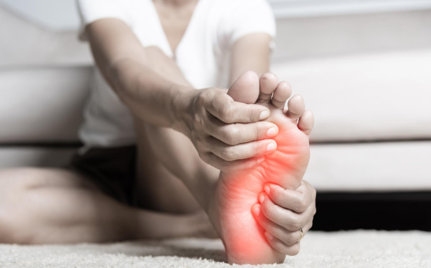 Égő érzés a talpban: Mikor jelez idegrendszeri problémát vagy vitaminhiányt?