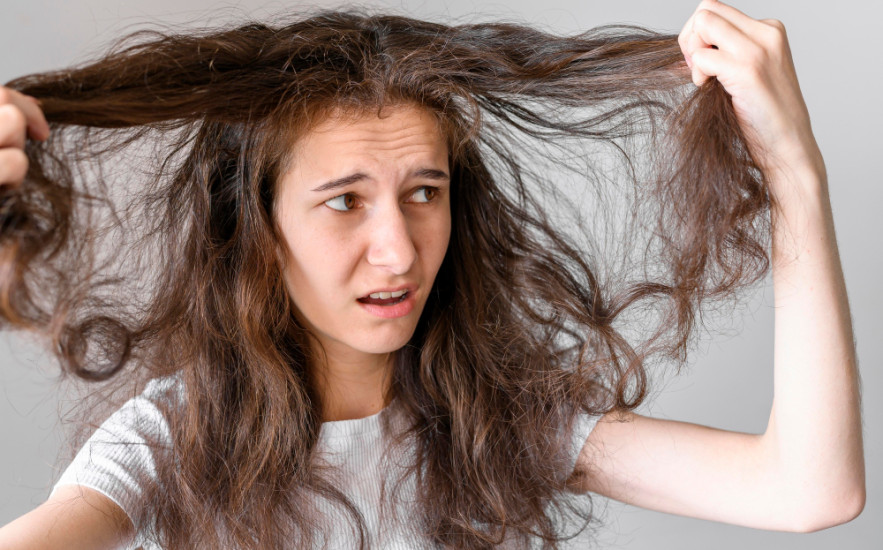 Nem tudsz mit kezdeni a gyorsan zsírosodó hajaddal? Íme egy remek házi praktika!