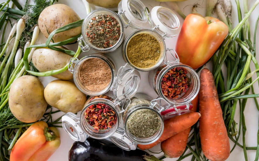 Természetes ízfokozók: Hogyan főzzünk ízletesen nátrium-glutamát nélkül?