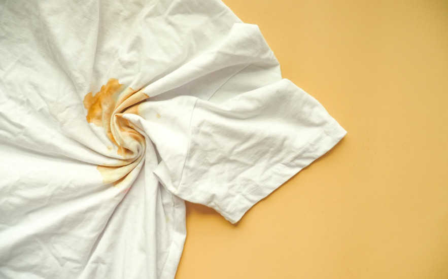 Sárga foltok eltávolítása fehér ruhákból: 5 hatékony és zöld házi praktika