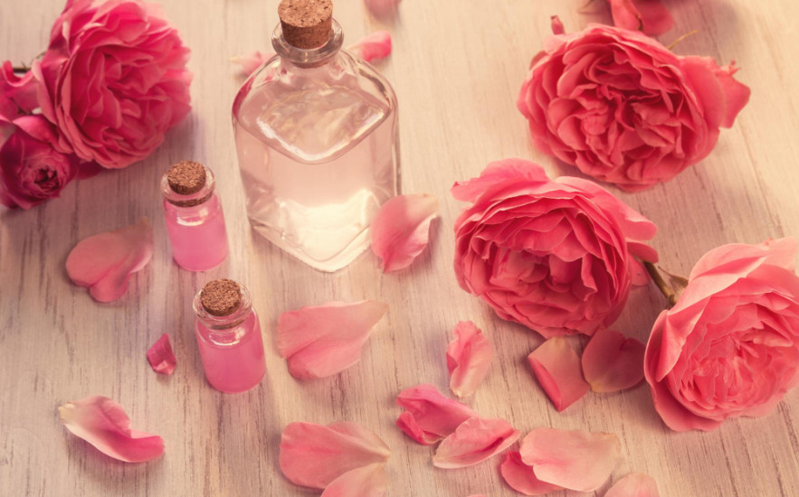 Mire jó a rózsavíz? Bőrápolásra, fejfájásra, alvászavarra és desszertek is
